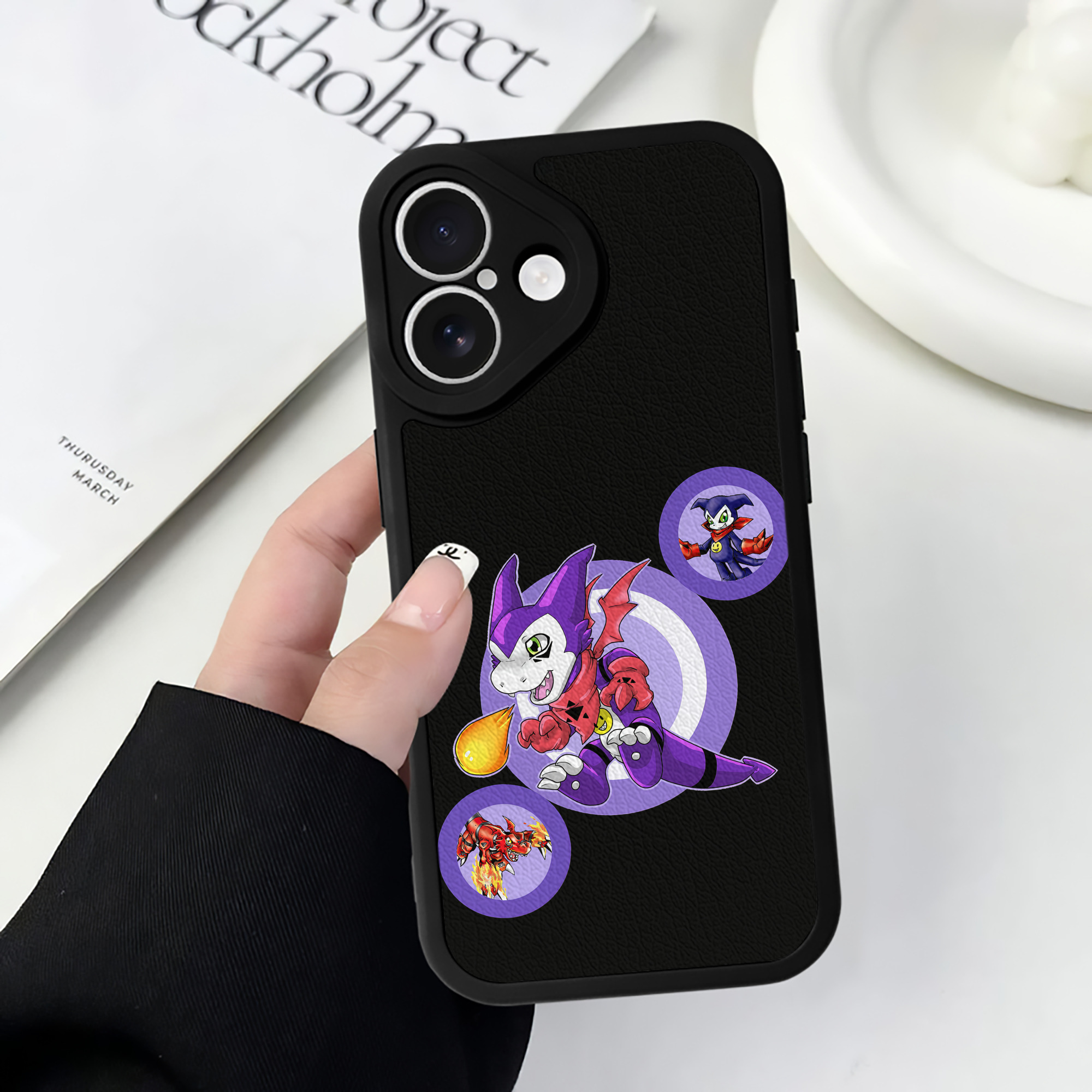 （画像用） Digimon デジタルモンスター/デジモン 【iPhone 16シリーズ対応】シリコンスマホケース（レザー調） 材質：シリコン